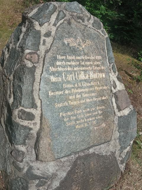 Kamień pamiątkowy upamiętniający śmierć Carla Gilka-Bötzow po renowacji w 2023 r.