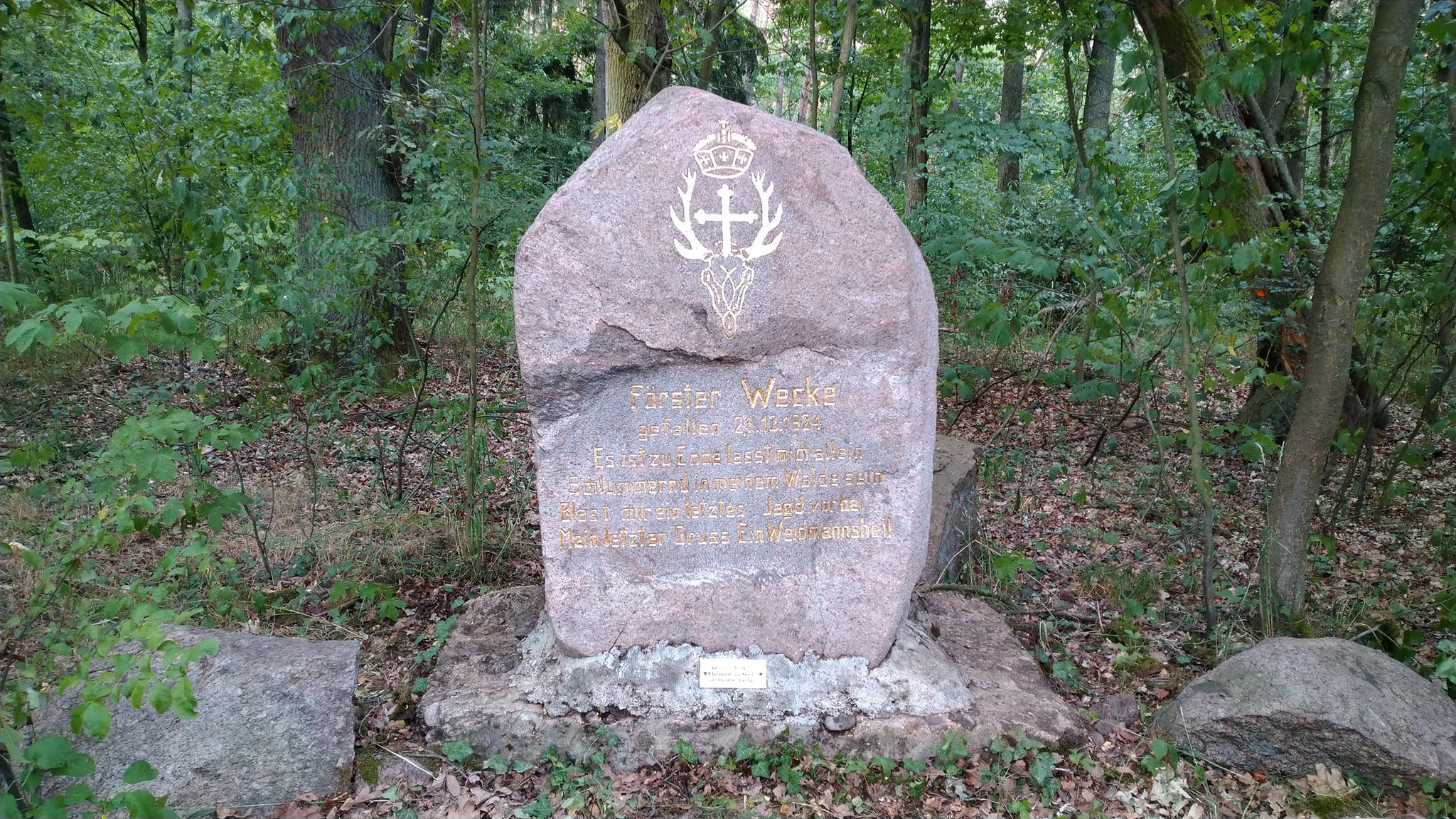 Fot. B. Chrystman-Kurzawa. Pomnik upamiętniający leśniczego Wecke po renowacji