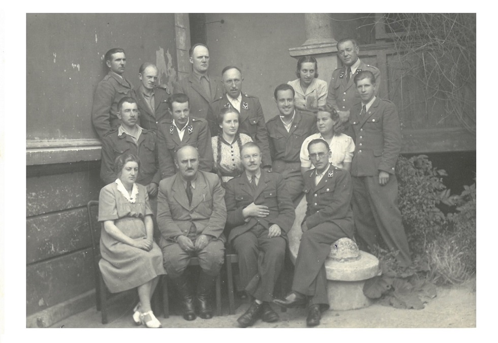 Fot. z archiwum nadleśnictwa. załoga nadleśnictwa 1948r. W pierwszym rzędzie drugi od lewej to Franciszek Burmistrzak