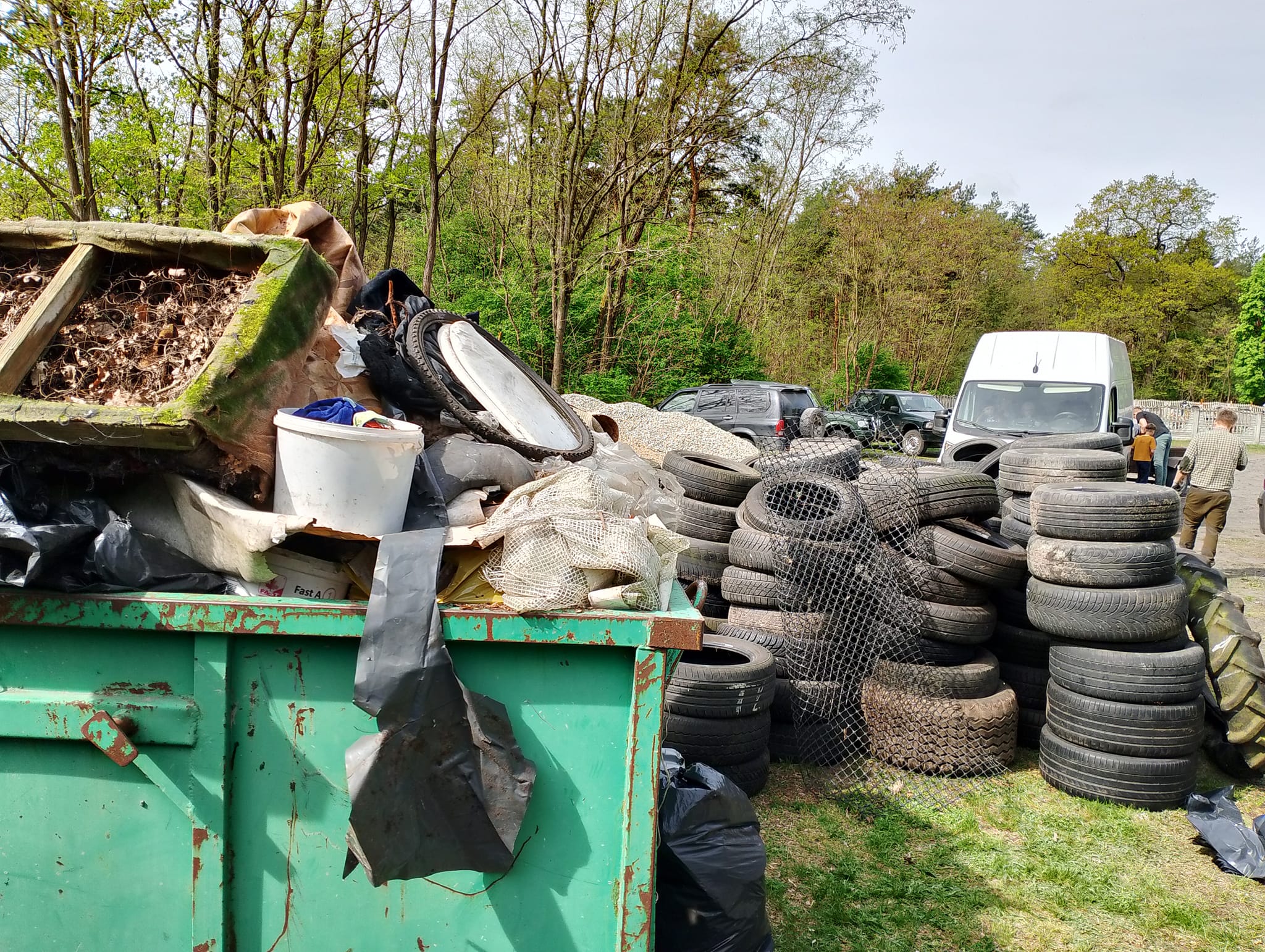 Fot. B. Chrystman-Kurzawa. Opony i inne śmieci zebrane podczas akcji sprzątania