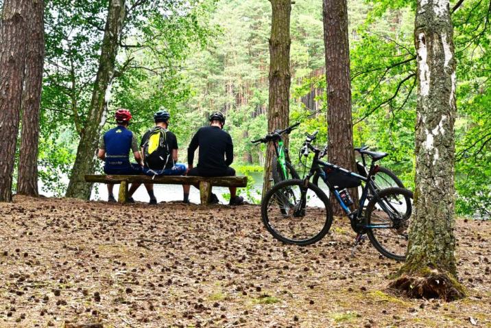 Zdjęcie&#x20;przedstawia&#x20;trójkę&#x20;rowerzystów&#x20;odpoczywających&#x20;w&#x20;lesie&#x2e;&#x20;Fot&#x2e;&#x20;R&#x2e;&#x20;Tomczak&#x20;&#x28;Nadleśnictwo&#x20;Sieraków&#x29;